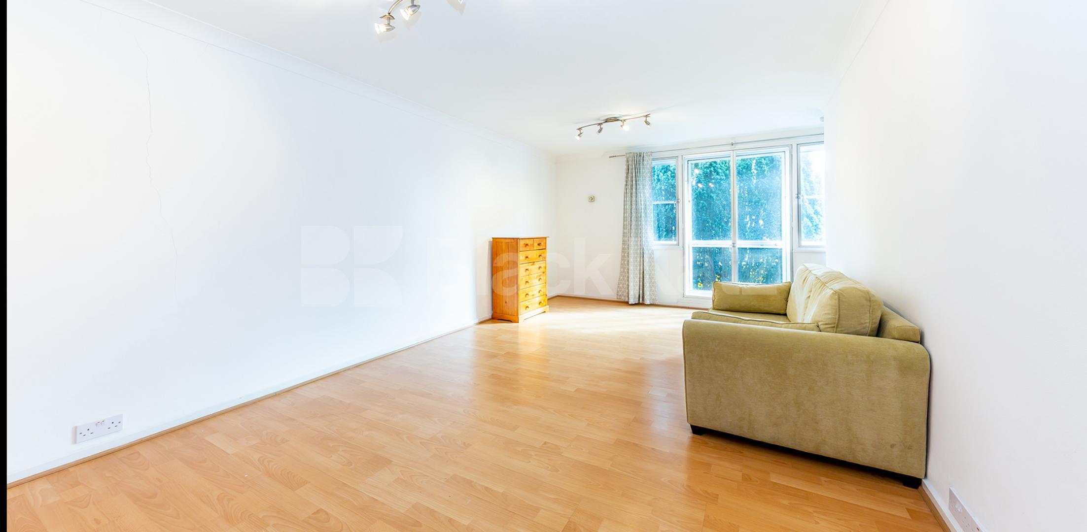Spacious studio set in a secure private building overlooking Regents Park Cumberland Terrace, Regents Park / Marylebone